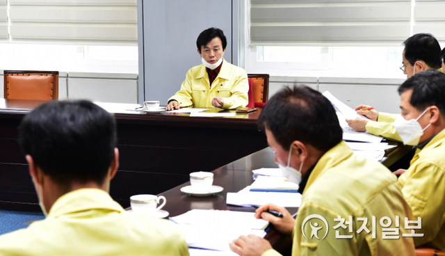 진주시가 6일 조규일 시장을 비롯한 각 부서 관계자들이 참가한 가운데 코로나19 대응 대책 회의를 열고 있다. (제공: 진주시) ⓒ천지일보 2020.3.6