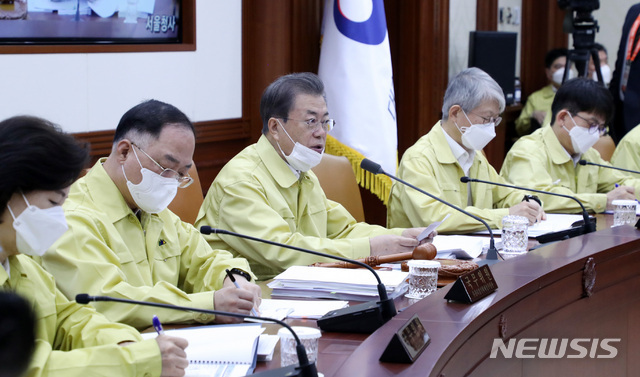 문재인 대통령이 3일 서울에서 열린 국무회의에 참석해 발언하고 있다. (출처: 뉴시스)