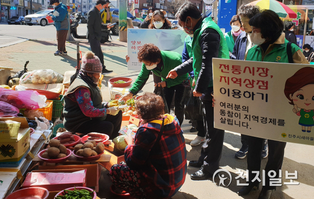 [천지일보 진주=최혜인 기자] 16일 자유·중앙·천전·서부시장 등 전통시장 4개소에서 진주시새마을회가 직접 만든 면마스크 1000장을 시장상인들에게 무료 배부하고 있다. (제공: 진주시) ⓒ천지일보 2020.3.16