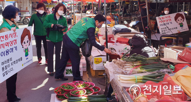 [천지일보 진주=최혜인 기자] 16일 자유·중앙·천전·서부시장 등 전통시장 4개소에서 진주시새마을회가 직접 만든 면마스크 1000장을 시장상인들에게 무료 배부하고 있다. (제공: 진주시) ⓒ천지일보 2020.3.16