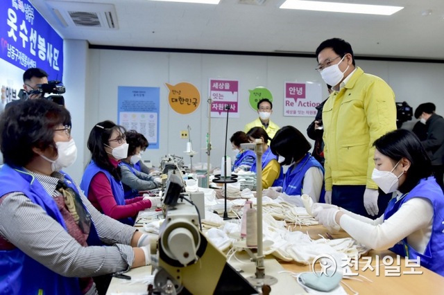 박남춘 인천시장이 지난 6일 소외계층에 전달할 면마스크를 제작하고 있는 남동구 자원봉사센터를 방문해 격려하고 있다. (제공: 인천시) ⓒ천지일보 2020.3.17