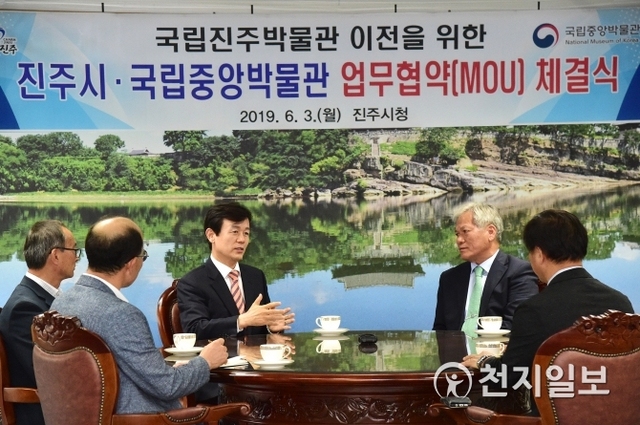 지난해 6월 진주시와 국립중앙박물관이 국립진주박물관 이전을 위한 업무협약식을 맺은 가운데 조규일 시장(왼쪽)과 배기동 국립중앙박물관장이 사업 논의를 하고 있다. (제공: 진주시) ⓒ천지일보 2020.1.8