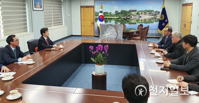 17일 조규일 시장(왼쪽 두번째)과 배기동 국립중앙박물관장(오른쪽 두번째)이 국립진주박물관 이전건립에 관해 논의하고 있다. (제공: 진주시) ⓒ천지일보 2020.3.18