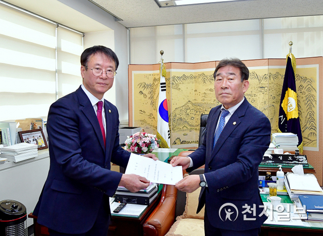 진주시의회 이상영 부의장이 18일 의장실에서 박성도 의장에게 사임서를 전달하고 있다. (제공: 진주시의회) ⓒ천지일보 2020.3.18