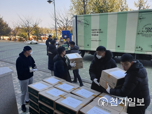 CJ푸드빌 뚜레쥬르가 중국 우한에서 귀국한 우리 교민 및 정 부합동지원단에 빵을 지원하고 있다. (제공: CJ푸드빌) ⓒ천지일보 2020.3.18