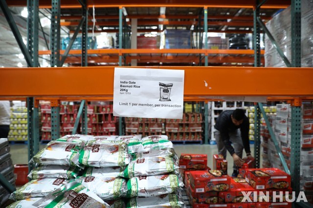 호주 캔버라의 코스트코에 쌀 구매 제한 안내문이 붙어 있다. 호주에서 신종 코로나바이러스 감염증(코로나19) 확진자가 늘어나면서 많은 주민이 각종 생필품을 구매하고 있다(출처: 뉴시스)