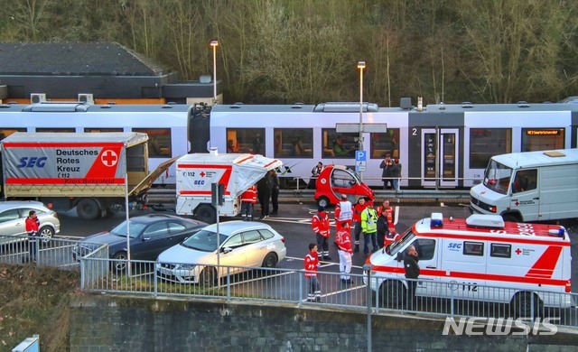 26일(현지시간) 독일 이다 오버슈타인의 한 역에 약 70명의 승객이 탑승한 지역 열차가 신종 코로나바이러스 의심으로 정지한 후 출동한 구급차와 경찰이 모여 있다. (출처: 뉴시스)