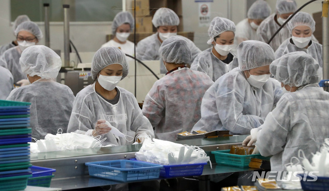 6일 경기도 평택의 마스크 제조공장인 우일씨앤텍 직원들이 신종 코로나바이러스 감염증(코로나19)에 필요한 마스크를 생산하고 있다. (출처: 뉴시스)