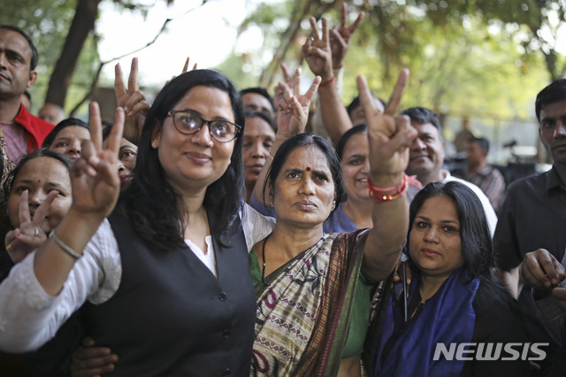 20일 '뉴델리 버스 강간·살인범' 4명에 대한 사형 집행이 이뤄진 후 피해자의 어머니 아샤 데비(가운데)가 손가락으로 'V'자를 그리며 환영하고 있다. (출처: 뉴시스)
