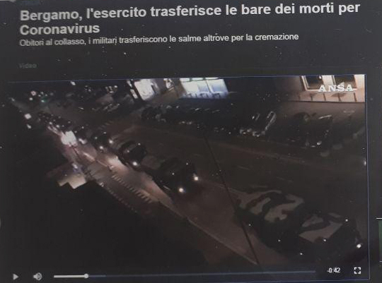 이탈리아 북부에서 코로나19로 사망한 시신을 처리하기 위해 관을 다른 지역으로 옮기기 위해 군용트럭이 동원되고 있다. (출처: ANSA통신 캡처)