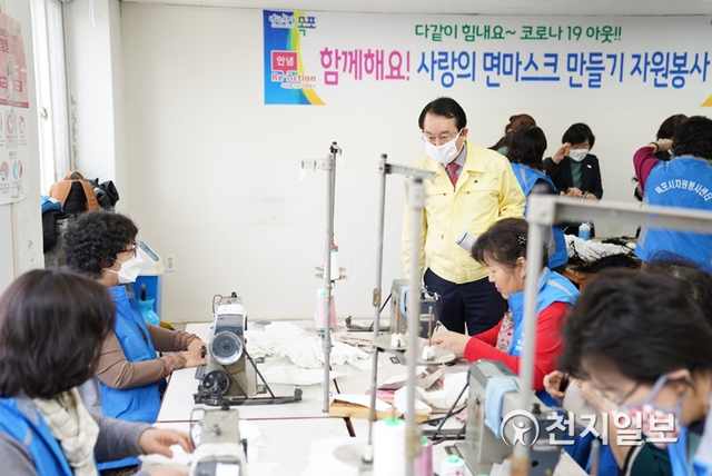 20일부터 개인 재능기부자 및 봉사단체 회원들이 면 마스크를 제작하고 있는 가운데 김종식 목포시장이 작업현장을 찾아 격려하고 있다. (제공: 목포시) ⓒ천지일보 2020.3.21