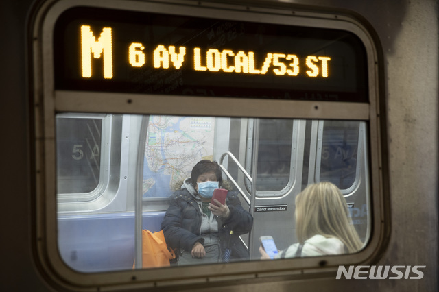 19일(현지시간) 신종 코로나바이러스 감염증(코로나19) 환자가 폭증하고 있는 뉴욕에서 한 승객이 마스크를 낀 채 지하철에 탑승한 모습. (출처: 뉴시스)