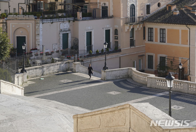 지난 19일(현지시간) 이탈리아 로마의 명소 스페인 계단 꼭대기에 한 사람이 걸어 올라오고 있다. (출처: 뉴시스)