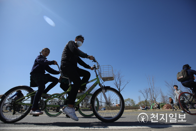 [천지일보=남승우 기자] 포근한 봄 날씨를 보인 22일 오후 서울 반포한강시민공원에서 한 아이와 아버지가 자전거를 타고 있다. ⓒ천지일보 2020.3.22