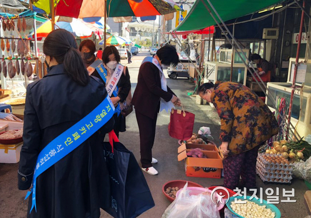 지난 20일 시청직원들이 지역경제 활성화를 위해 ‘전통시장·상점가 살리기 운동’에 참여하고 있다. (제공: 진주시) ⓒ천지일보 2020.3.22