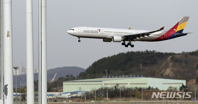 인천국제공항에 아시아나 항공 여객기가 착륙하고 있는 모습. (출처: 뉴시스)