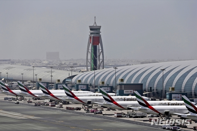 아랍에미리트(UAE) 두바이 국제 공항에서 대기 중인 에미리트 항공 비행기들 (출처: 뉴시스)