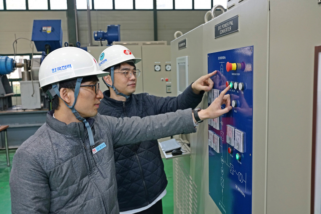 한국전력 연구원 직원들이 가스터빈 기동장치를 제어하고 있다. (제공: 한국전력) ⓒ천지일보 2020.3.23