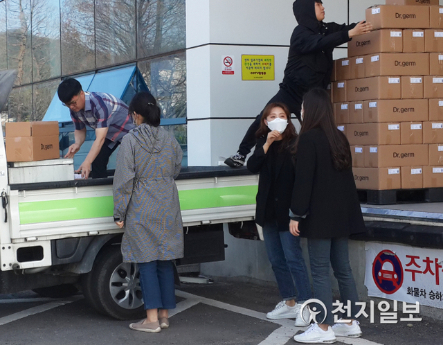 진주지역내 학원 931개소, 교습소 299개소에 배부될 손소독제 준비 모습. (제공: 진주시) ⓒ천지일보 2020.3.23