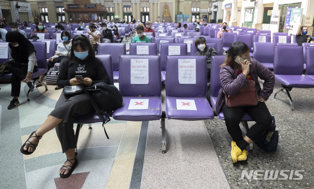[방콕=AP/뉴시스] 23일(현지시간) 태국 방콕의 후알람퐁 기차역 대기실 의자에 신종 코로나바이러스 감염증(코로나19) 확산 예방을 위한 사회적 거리 두기 안내문이 붙어 승객들이 이에 맞춰 거리를 두고 앉아 있다. 태국은 코로나19 확진자 수가 22일 기준 599명으로 집계됐다. 2020.03.23.