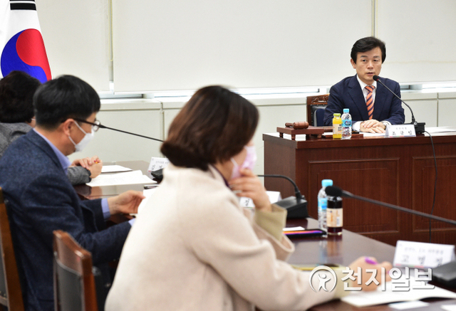 조규일 진주시장(투자유치위원장)이 24일 오후 3시 시청 상황실에서 ‘2020년 투자유치 기본계획’을 심의·확정하기 위한 투자유치위원회를 열고 있다. (제공: 진주시) ⓒ천지일보 2020.3.24