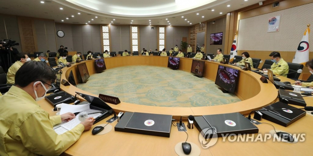 정세균 국무총리(오른쪽 네번째)가 24일 오전 세종시 정부세종청사에서 열린 서울-세종 영상국무회의에서 발언하고 있다. (출처: 연합뉴스)