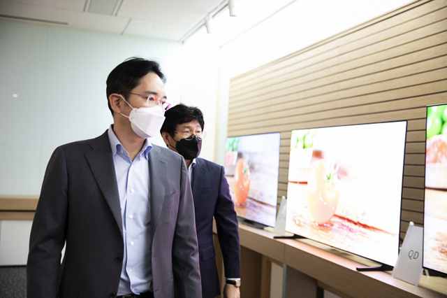이재용 삼성전자 부회장이 19일 충남 삼성디스플레이 아산사업장을 방문해 제품을 살펴보고 있다. (제공: 삼성전자)