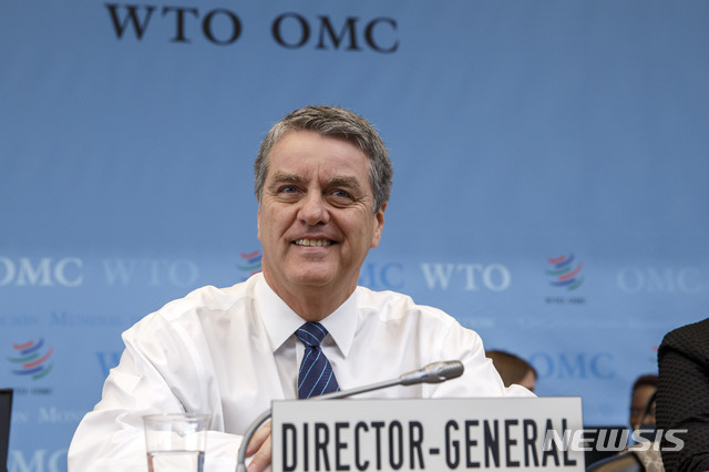 호베르투 아제베두 세계무역기구(WTO) 사무총장이 9일 스위스 제네바의 WTO 본부에서 총회 개막을 기다리고 있다. 유럽연합(EU)은 10일 세계무역기구(WTO)의 상소기구가 기능 정지를 앞두고 있는 것은 세계 무역체제에 