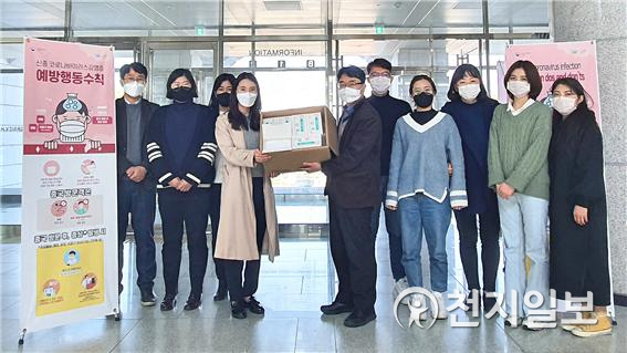 국제협력원 교직원이 중국에서 보내온 마스크를 들고 있다. (제공: 호서대학교) ⓒ천지일보 2020.3.26