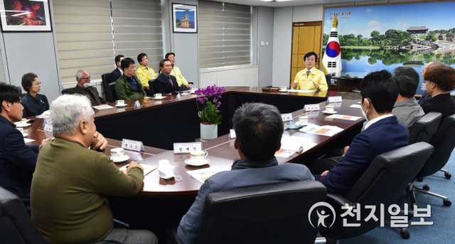 조규일 진주시장이 지난 20일 시청 기업인의 방에서 코로나19로 인한 경제위기 극복방안을 논의하기 위해 택시업계 대표자들과 간담회를 열고 있다. (제공: 진주시) ⓒ천지일보 2020.3.22
