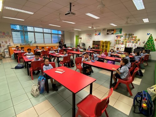 (서울=연합뉴스) 싱가포르의 한 초등학교에서 학생들이 책상 양 옆으로 떨어져 앉아 수업을 받고 있다. 한국 방역 당국이 내달 6일로 예정된 전국 학교 개학의 실행 여부를 놓고 싱가포르 사례를 살펴볼 필요가 있다고 밝히면서 신종 코로나바이러스 감염증(코로나19) 사태 와중에서 예정대로 개학한 싱가포르 사례에 눈길이 쏠리고 있다.