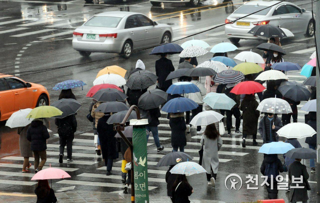 [천지일보=남승우 기자] 비가 내린 10일 오전 서울 구로역사거리에서 시민들이 우산을 쓴 채 발걸음을 옮기고 있다. ⓒ천지일보 2020.3.10