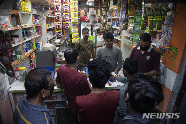 모디 총리의 발표가 채 끝나기도 전에 인도 곳곳의 식료품점들에 서둘러 생필품을 마련하려는 사람들이 몰려 공황 상태의 사재기가 벌어졌다. (출처: 뉴시스)