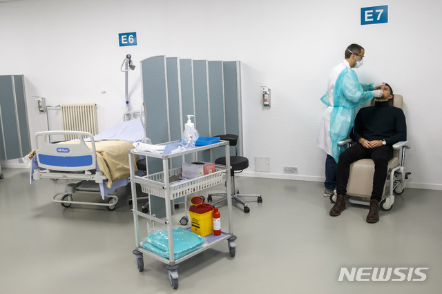 10일(현지시간) 스위스 제네바의 한 대학병원에서 의사가 코로나19 검사를 하고 있다. (출처: 뉴시스)