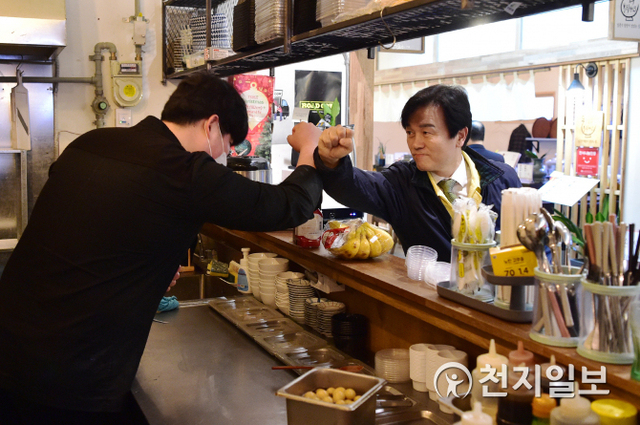 [천지일보 진주=최혜인 기자] 조규일 진주시장이 지난 27일 ‘코로나19’로 어려움을 겪고 있는 중앙시장과 청년몰 등 전통시장을 방문해 상인들을 격려하고 있다. (제공: 진주시) ⓒ천지일보 2020.3.29