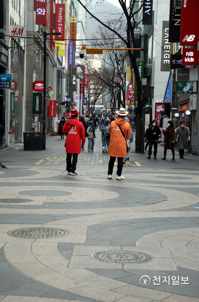 [천지일보=남승우 기자] 신종 코로나바이러스 감염증(코로나19)으로 인한 경제적 타격이 큰 가운데 9일 오후 서울 명동거리가 한산한 모습을 보이고 있다. ⓒ천지일보 2020.3.9
