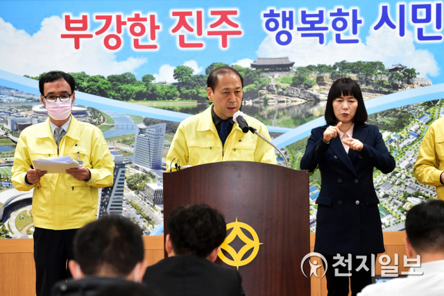 정준석 진주부시장이 30일 오후 3시 30분 기자회견을 열고 추가 확진자 관련 조치상황을 발표하고 있다. (제공: 진주시) ⓒ천지일보 2020.3.30
