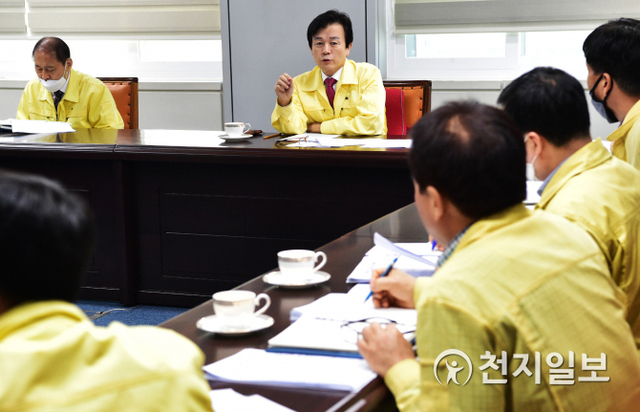 진주시가 25일 조규일 시장을 비롯한 각 부서 관계자들이 참가한 가운데 코로나19 대책회의를 열고 있다. (제공: 진주시) ⓒ천지일보 2020.3.25