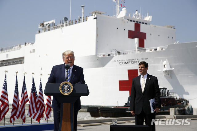 USNS 컴포트 앞에서 연설하는 트럼프 대통령[노퍽=AP/뉴시스] 도널드 트럼프 미국 대통령이 28일(현지시간) 버지니아주 노퍽의 해군기지에서 해군병원함 'USNS 컴포트'를 뒤에 두고 연설하고 있다. 트럼프 대통령은 