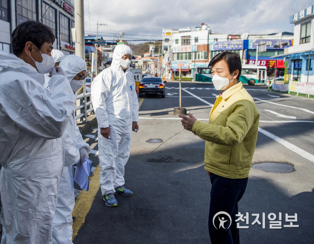 조규일 진주시장이 시외버스터미널을 방문해 코로나19 시 관계자들에게 대책을 주문하고 있다. (제공: 진주시) ⓒ천지일보 2020.3.4
