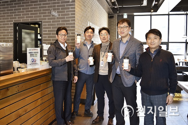 보령시내 텀블러 더블할인 시행 카페에서 한국중부발전 직원들이 텀블러를 이용해 음료를 테이크아웃 하고 있다. (제공: 한국중부발전) ⓒ천지일보 2020.3.31