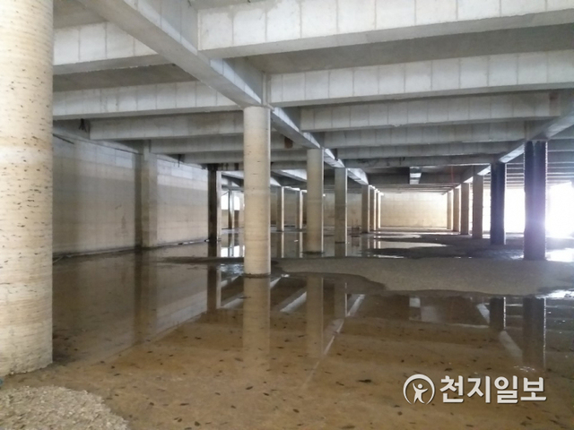 20여년간 폐건물로 방치된 전북 남원시 구.비사벌콘도 건물 내부. (제공: 남원시) ⓒ천지일보 2020.4.1