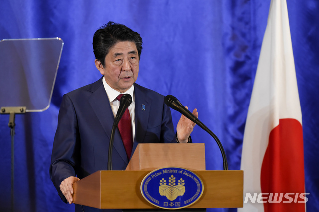 일본의 아베 신조 총리가 24일 저녁 한일정상회담 후 일본 언론에 기자회견을 하고 있다 2019. 12. 24. (출처: 뉴시스)