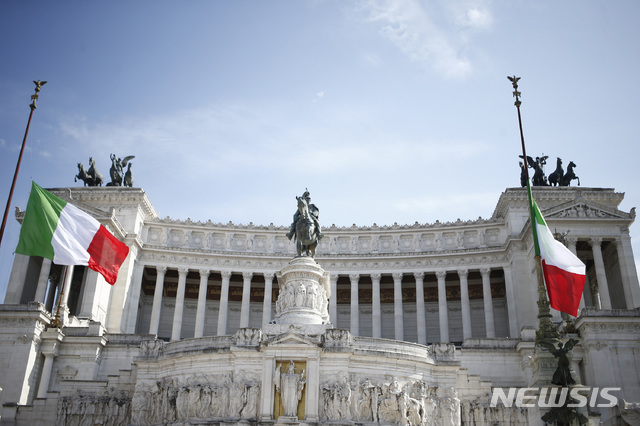 31일(현지시간) 이탈리아 로마의 한 무명군사 기념비에 이탈리아 국기가 걸려져있다. 이탈리아 전국 관청 등은 이날 정오 일제히 국기를 게양해 신종 코로나 바이러스 감염증(코로나19) 희생자에 대해 1분간 묵념하며 애도했다. (출처: AP/뉴시스)