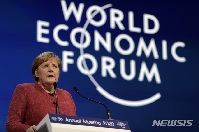 [다보스=AP/뉴시스] 앙겔라 메르켈 독일 총리가 23일(현지시간) 스위스 다보스에서 열린 세계경제포럼(WEF)에서 연설하고 있다. 이날 연설에서 메르켈 총리는 기후변화가 생존의 문제가 됐다면서 대응 필요성을 역설했다. 2020.01.24.