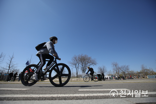 [천지일보=남승우 기자] 포근한 봄 날씨를 보인 22일 오후 서울 반포한강시민공원에서 시민들이 자전거를 타고 있다. ⓒ천지일보 2020.3.22