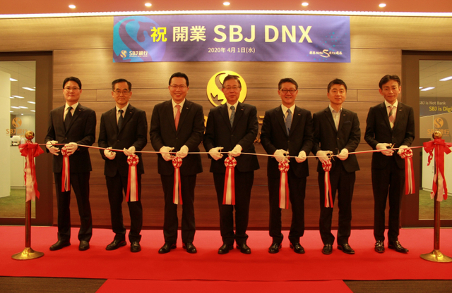 지난 1일 일본 동경 소재 SBJ본점에서 진행된 SBJ DNX 개업식에서 SBJ은행 토미야 세이이치로 사장(좌측 네번째), SBJ DNX 히라오카 사장(좌측 일곱번째), SBJ은행 전필환 부사장(좌측 세번째), SBJ DNX 김계환 부사장(좌측 첫번째) 및 관계자들이 테이프커팅을 하는 모습 (제공: 신한은행)