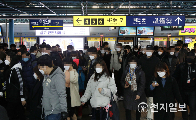 [천지일보=남승우 기자] 구로구 콜센터에서 신종 코로나바이러스 감염증(코로나19) 확진자가 대거 나오면서 지역사회 감염우려가 커진 가운데 12일 오전 서울 구로구 신도림역에서 시민들이 마스크를 쓴 채 발걸음을 옮기고 있다. ⓒ천지일보 2020.3.12