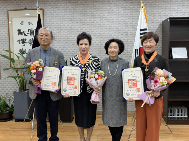 왼쪽부터 주영철 교수, 김광자 교수, 차보숙 총장, 우인애 교수. (제공: 수원여자대학교)