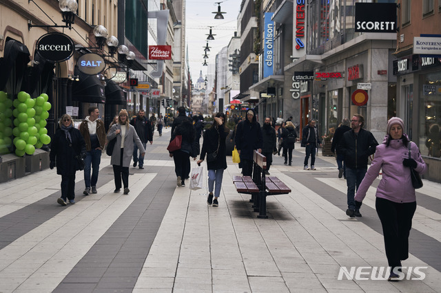 스웨덴 스톡홀름에서 25일(현지시간) 시민들이 평소처럼 상점가를 지나고 있다. 스웨덴은 다른 유럽국가들과 달리 코로나 19 대응으로 전면적 봉쇄를 취하지 않고 있다. (출처: 뉴시스)